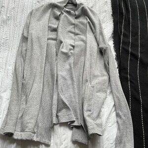 Lou & Gray open gray cardigan w ribbed sleeves & detailing